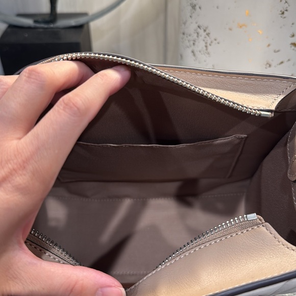 Maggie Small Tote Bag In Blocked Signature Leather Chalk/Tan - Picture 11 of 14